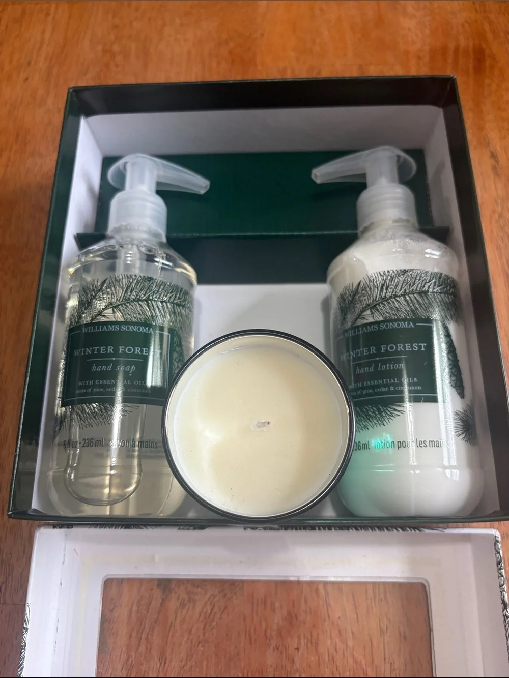 NEW IN BOX WILLIAMS SONOMA GUEST SET
